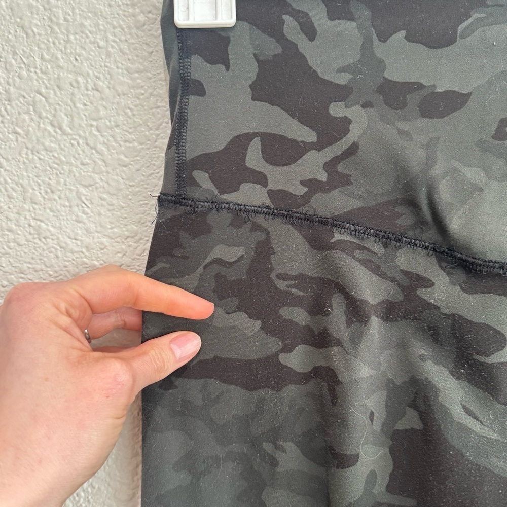 Lululemon Womens Size‎ 4 Align™ High-Rise Pant 25" in Green Camo Workout Gym - Picture 5 of 8